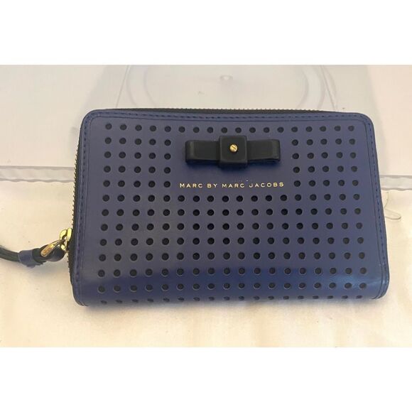 Marc by Marc Jacobs Sophisticato Bow Perf Emi Wallet/Wristlet Periwinkle - Picture 1 of 9